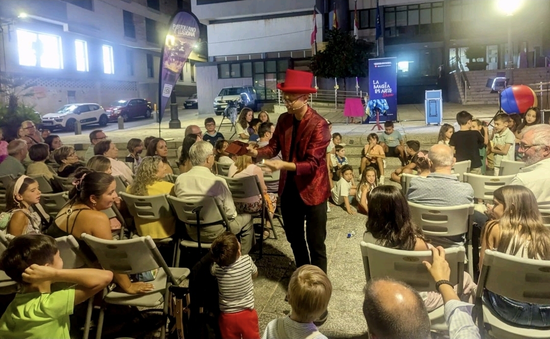Encanto y Magia: Trescientas Personas Disfrutan del Espectáculo de Pablo Romón en la Plaza del Ayuntamiento 2