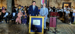 Valverde Reitera el Apoyo de la Diputación a los Pequeños Municipios al Recibir la Medalla de la Villa de Fuenllana