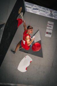 Hugo Martín Álvarez compitiendo en la final de boulder del Campeonato de Europa de escalada