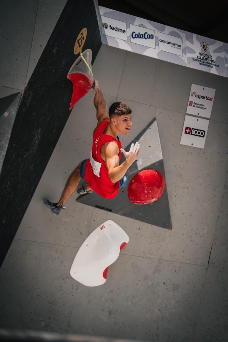 Hugo Martín Álvarez compitiendo en la final de boulder del Campeonato de Europa de escalada