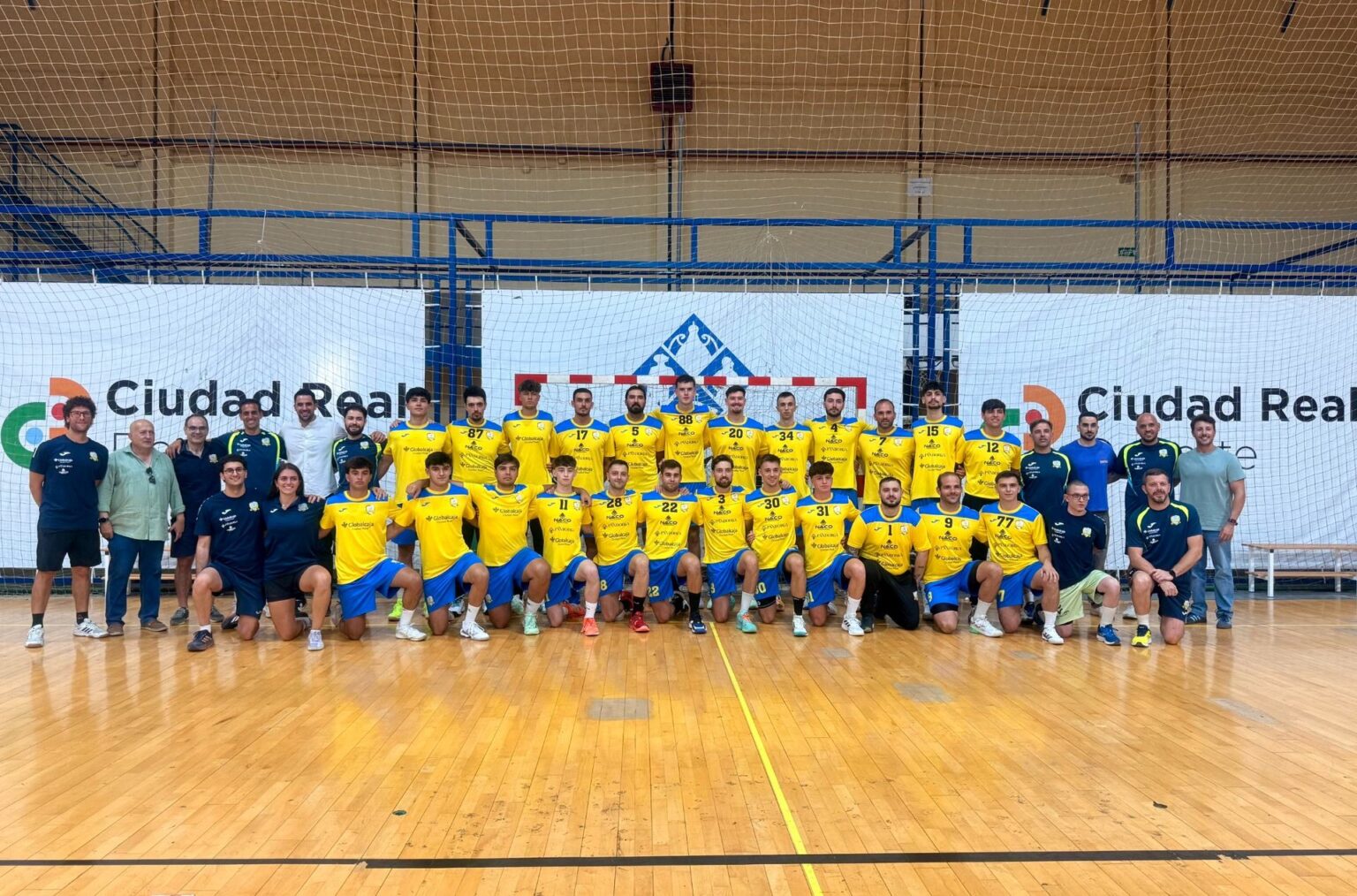 El concejal de Deportes, Pau Beltrán, con jugadores del BM Caserío en su primer entrenamiento de pretemporada