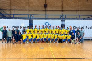El concejal de Deportes, Pau Beltrán, con jugadores del BM Caserío en su primer entrenamiento de pretemporada