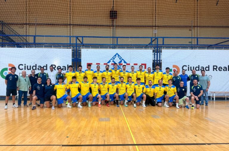 El concejal de Deportes, Pau Beltrán, con jugadores del BM Caserío en su primer entrenamiento de pretemporada
