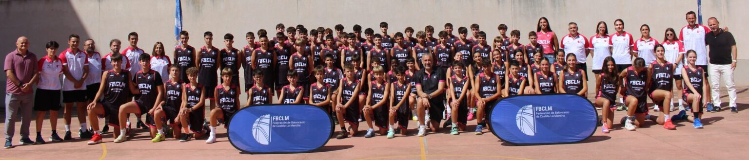 Foto de grupo de los campistas y el staff técnico del Campus Procamp 2026 en Albacete