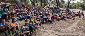 Grupo de orientadoras participando en un entrenamiento de tecnica de orientacion en el bosque