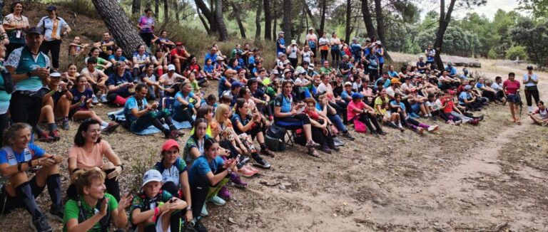Grupo de orientadoras participando en un entrenamiento de tecnica de orientacion en el bosque