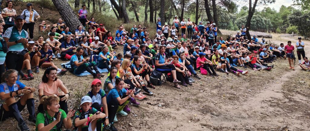 Grupo de orientadoras participando en un entrenamiento de tecnica de orientacion en el bosque