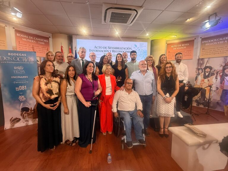 Acto de entrega del reconocimiento de Párkinson Villarrobledo al Gobierno de Castilla-La Mancha en la Feria de Albacete