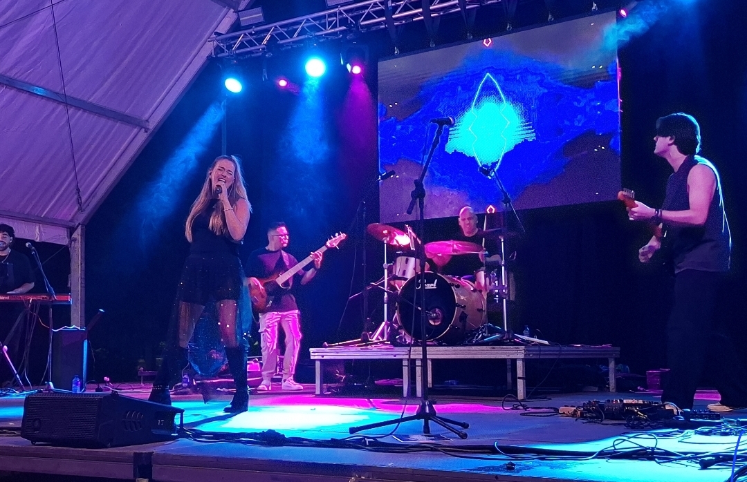 De 'La Chica del Gorro Azul' a la 'Reina del Pop': Un Tributo Espectacular a 'La Band Gogh' que Ilumina la Carpa de Fiestas 1 De 'La Chica del Gorro Azul' a la 'Reina del Pop': Un Tributo Espectacular a 'La Band Gogh' que Ilumina la Carpa de Fiestas 1