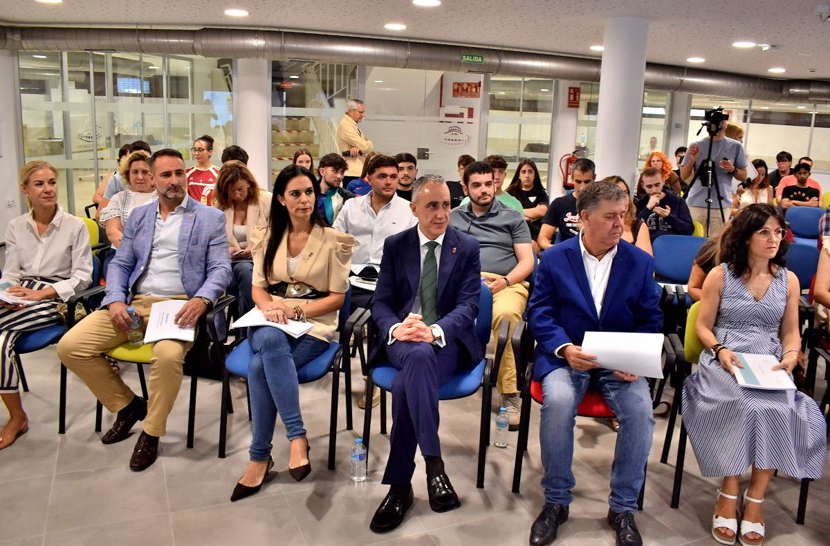 El alcalde apuesta por el CIFP Virgen de Gracia como impulsor del talento futuro en Puertollano 6 El alcalde apuesta por el CIFP Virgen de Gracia como impulsor del talento futuro en Puertollano 6