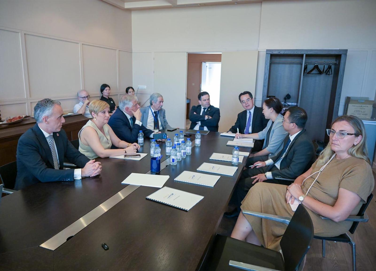 El Alcalde Fortalece Vínculos Internacionales en Encuentro con Director de Asuntos de Europa Occidental de China 1