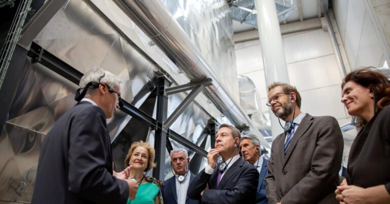 El presidente García-Page durante la inauguración de la planta de biomasa de Mahou San Miguel en Alovera