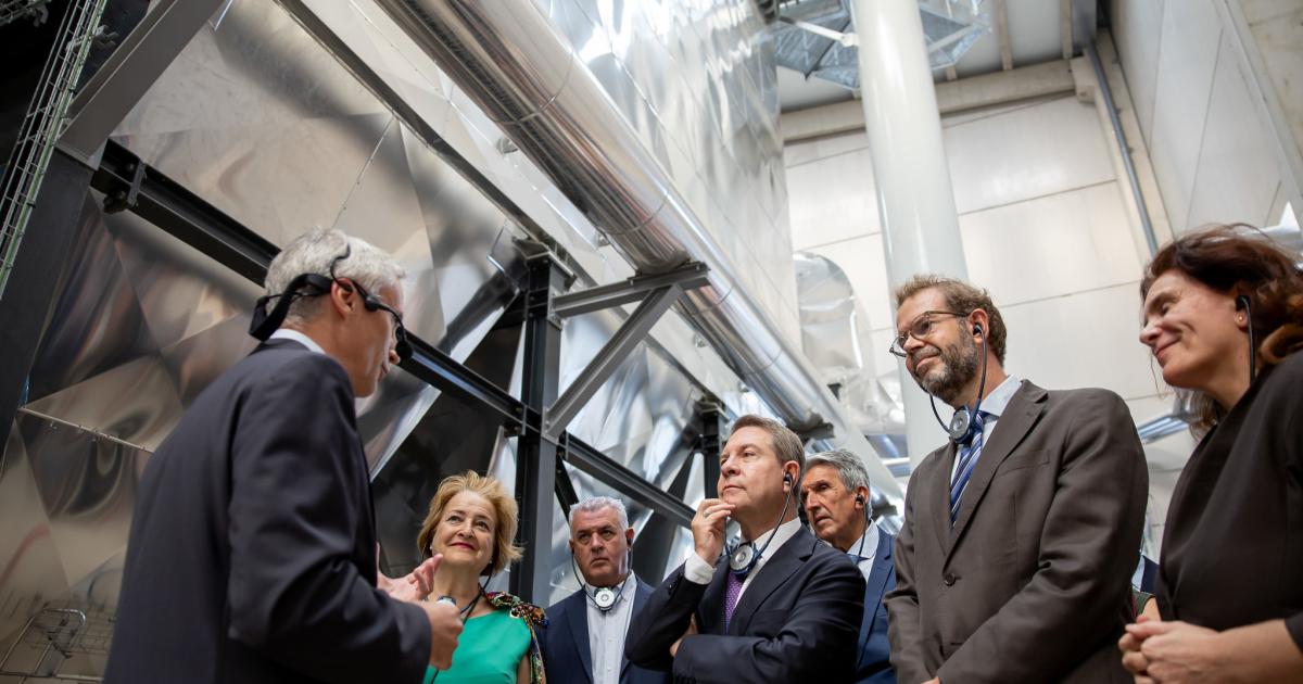 El presidente García-Page durante la inauguración de la planta de biomasa de Mahou San Miguel en Alovera