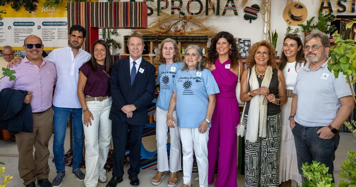 García-Page visita los estands de entidades sociales en la Feria de Albacete