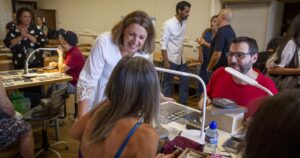 La consejera Patricia Franco visita a los alumnos del curso de damasquinado en la Escuela de Artes de Toledo