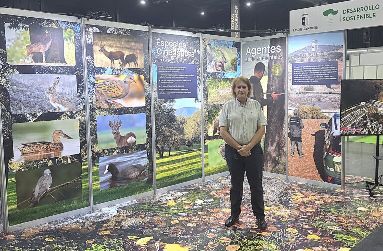 El delegado Agustín Espinosa en el stand institucional de la Junta en Fercatur 2026