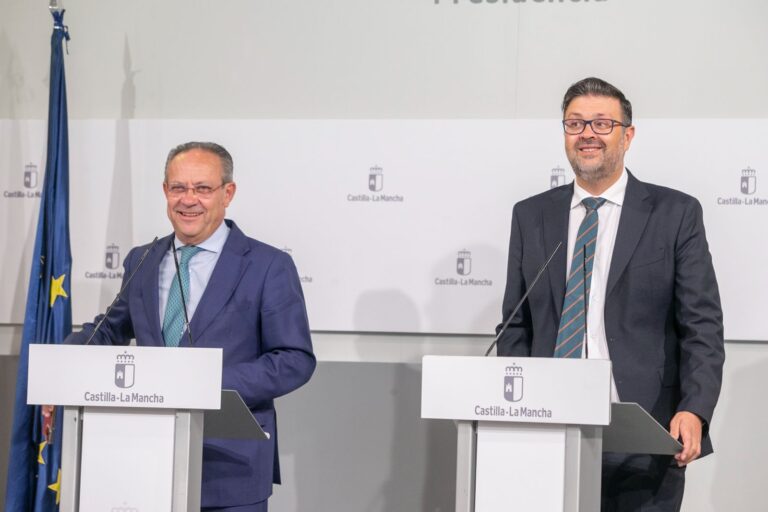 Firma del acuerdo de prácticas de FP en la Administración regional