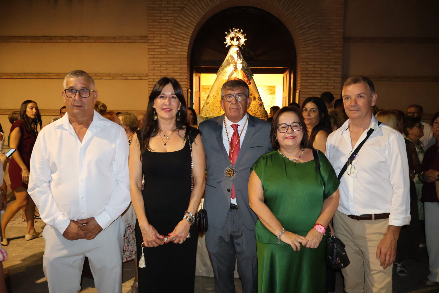 Blanca Fernández junto al alcalde de El Torno, Ángel Gómez, en la clausura de las fiestas patronales