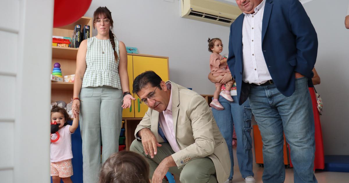 El vicepresidente Caballero visita la Escuela Infantil de Carrizosa junto al alcalde Pedro Antonio Palomo
