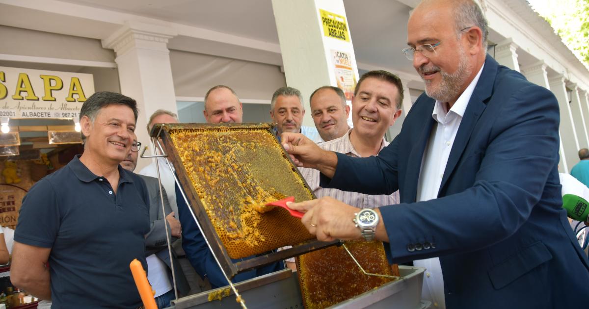 Acto de corte y cata de miel en el estand de la Asociación de Apicultores de Albacete en la Feria