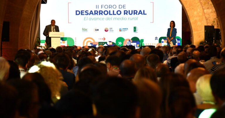 El vicepresidente primero, José Luis Martínez Guijarro, en la inauguración del II Foro de Desarrollo Rural de RECAMDER en Sigüenza