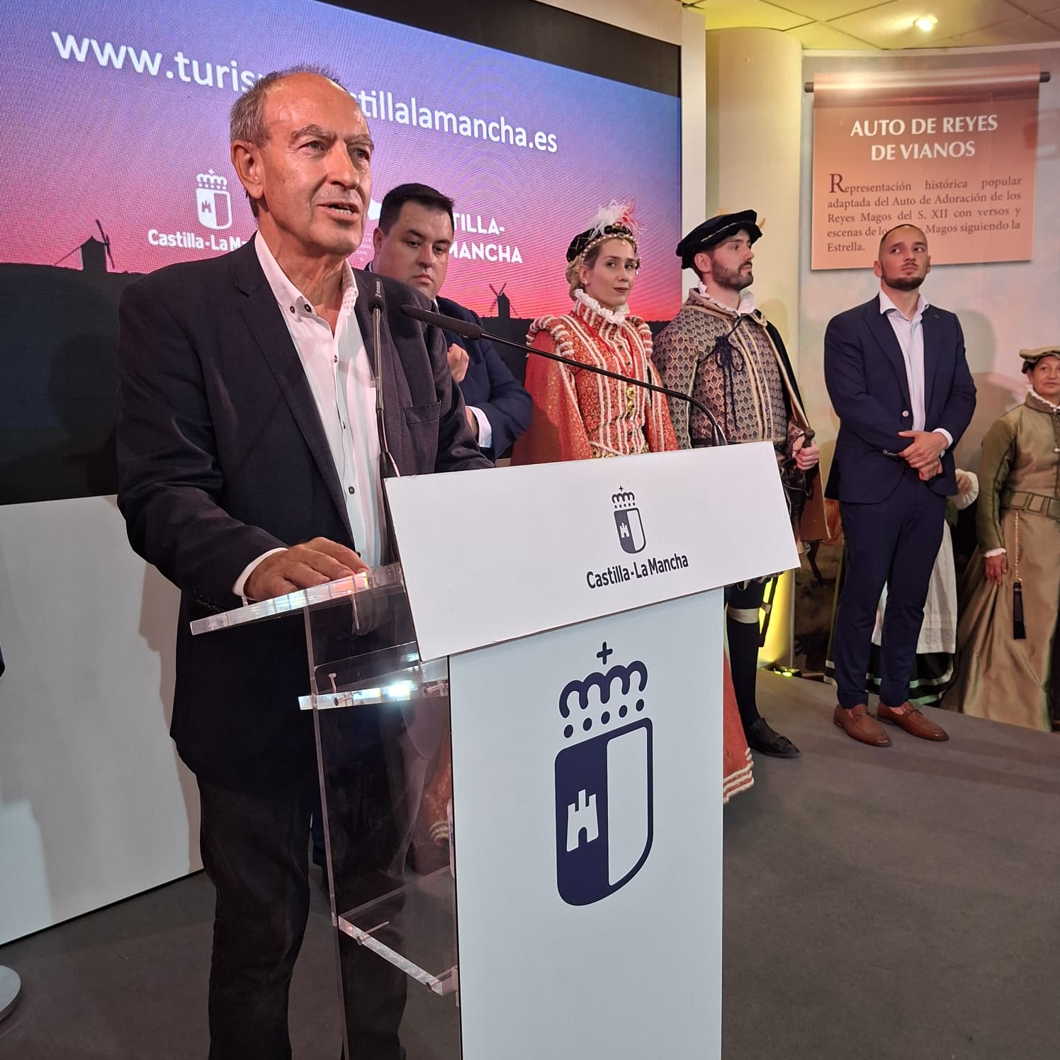 El delegado Nicolás Merino durante la presentación de Villapalacios 1552 en el stand de la Junta