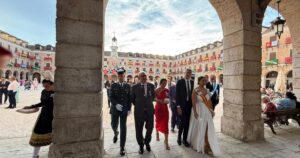 Procesión de la Virgen de los Remedios recorriendo la renovada Plaza Mayor de Ocaña