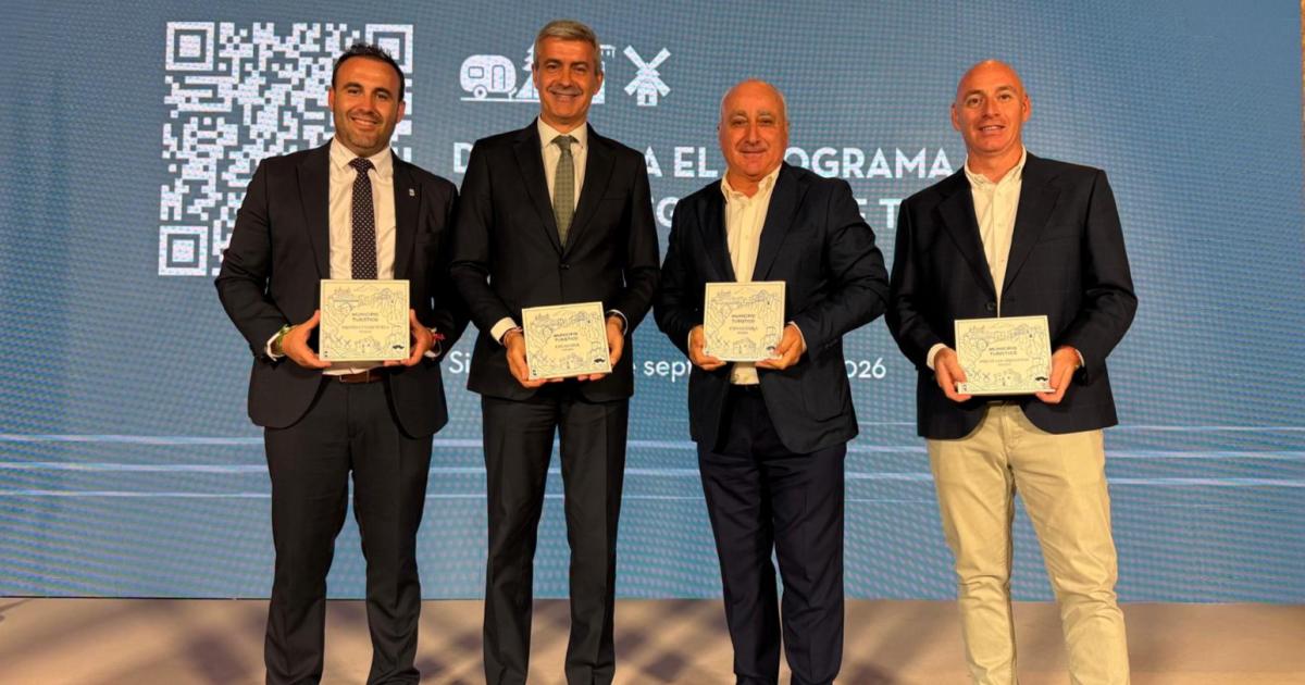 Representantes de Consuegra, Oropesa, Escalona y Orgaz con sus placas de Municipio Turístico en el II Foro Regional de Turismo de Sigüenza