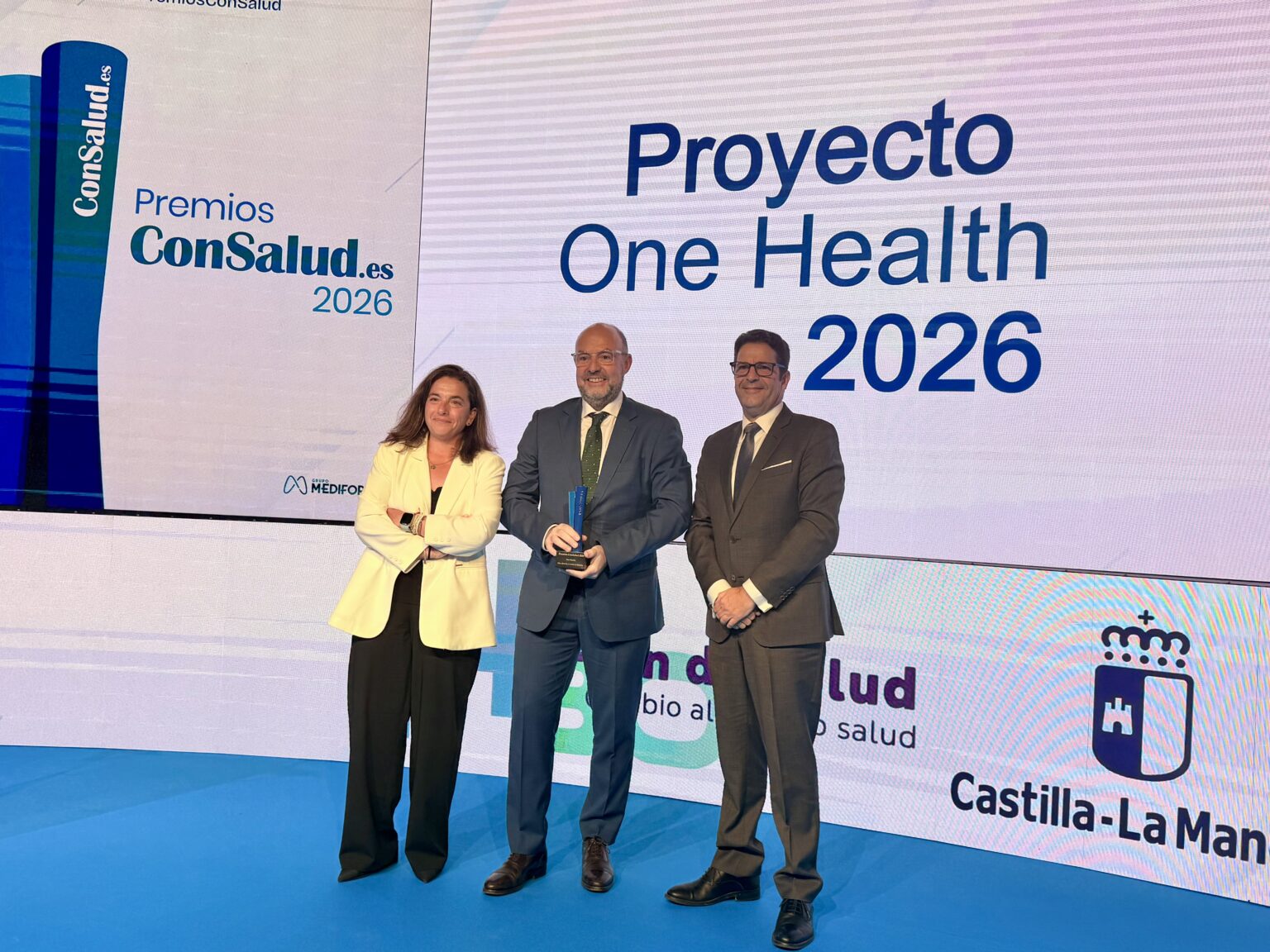 El director gerente del SESCAM, Alberto Jara, recoge el Premio al Proyecto One Health 2026 en el Palacio de Linares de Madrid