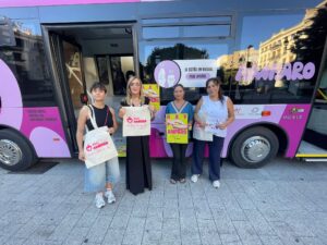 La delegada de Igualdad, Lola Serrano, junto al equipo del midibús de Hay Amparo en la Feria de Albacete