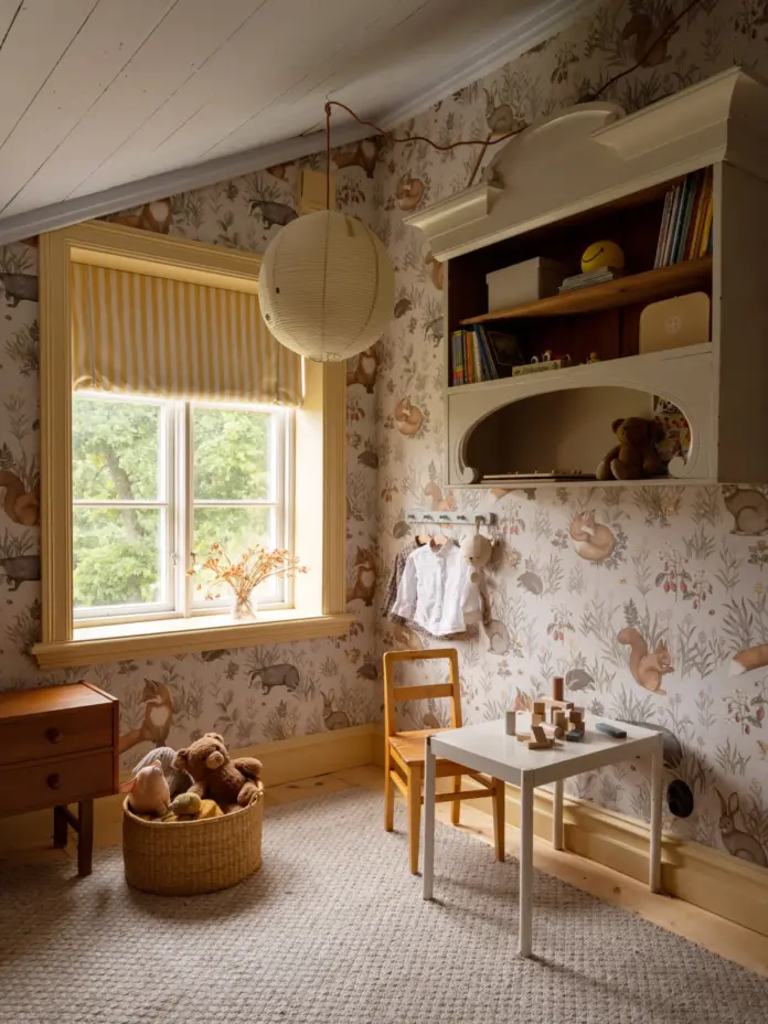 https://www.delikatissen.com/2026/09/decoracion-habitacion-infantil-nordica-papel-pintado-animales-bosque/delikatissen