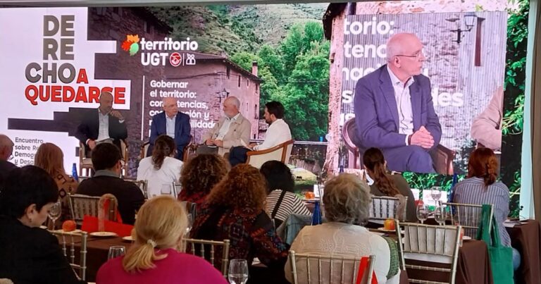 El comisionado del Reto Demográfico, Jesús Alique, durante su intervención en el encuentro sobre despoblación de UGT en Puente Viesgo