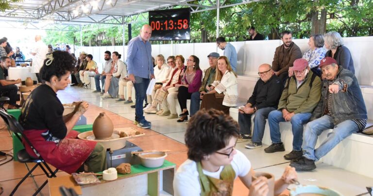 Visitantes y artesanos en la 45 edición de FARCAMA en el Parque de la Vega de Toledo