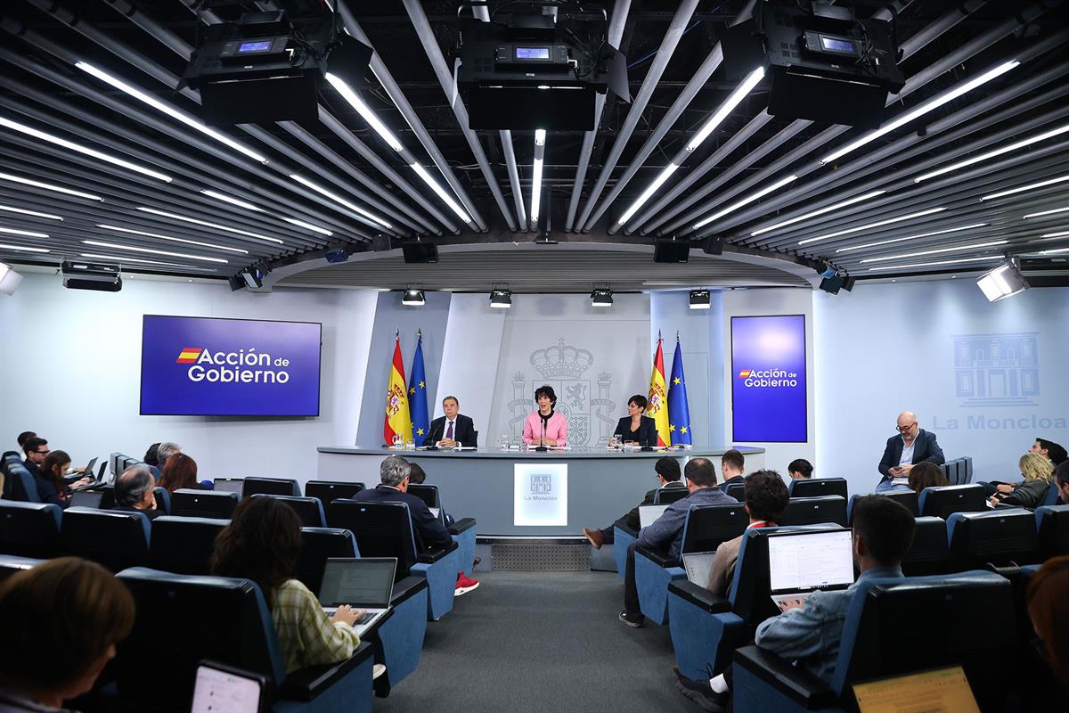 Los ministros Luis Planas, Elma Saiz e Isabel Rodríguez, durante la rueda de prensa tras el Consejo de Ministros