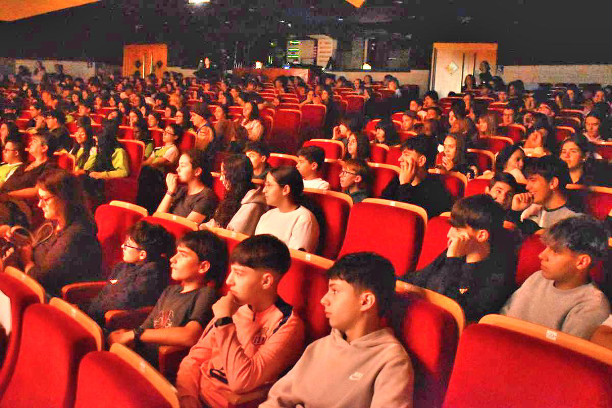 Ochocientos Estudiantes Se Unen en Jornadas Educativas para Forjar un Futuro Basado en Valores 14