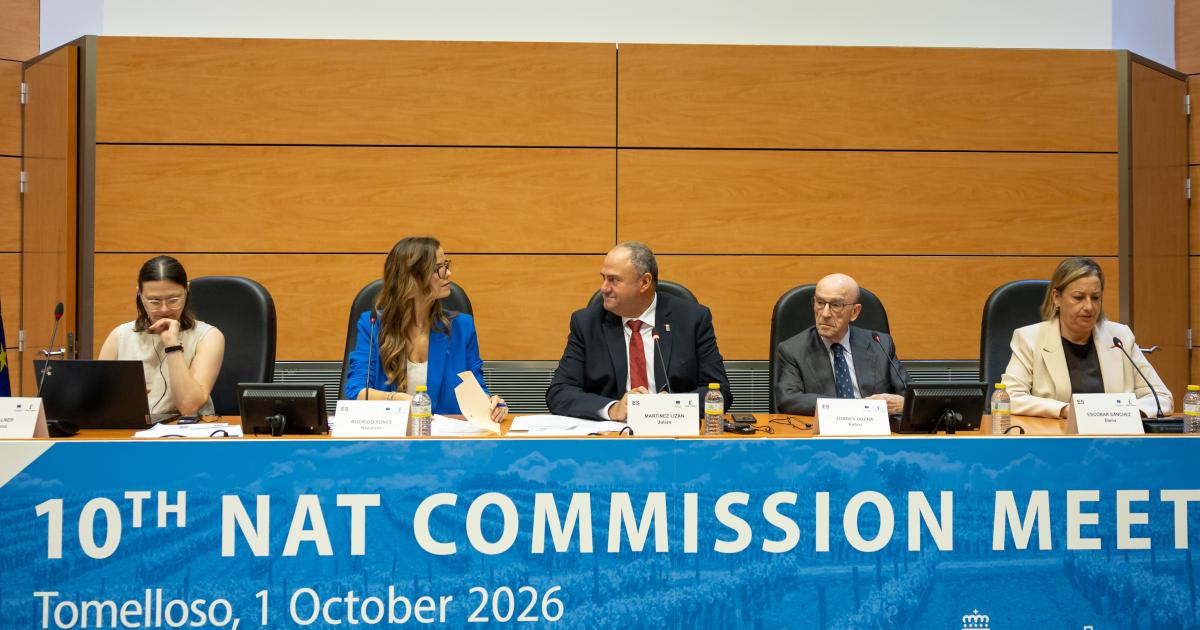 El consejero Julián Martínez Lizán interviene en la reunión del Intergrupo del Vino en Tomelloso