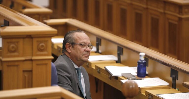 El consejero Ruiz Molina defiende la nueva Ley de Espectáculos Públicos en el Pleno de las Cortes