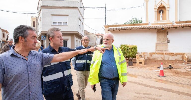 Emiliano Garcia-Page visita Madrigueras tras las inundaciones