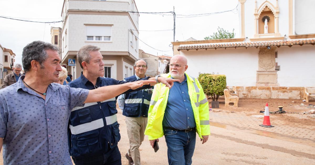 Emiliano Garcia-Page visita Madrigueras tras las inundaciones