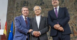 El presidente Emiliano Garcia-Page y el consejero Amador Pastor durante la firma del convenio de cesion de obras de El Roto