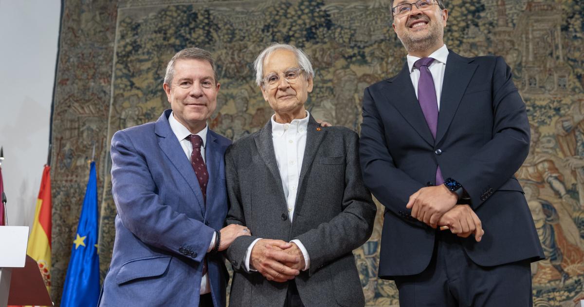 El presidente Emiliano Garcia-Page y el consejero Amador Pastor durante la firma del convenio de cesion de obras de El Roto