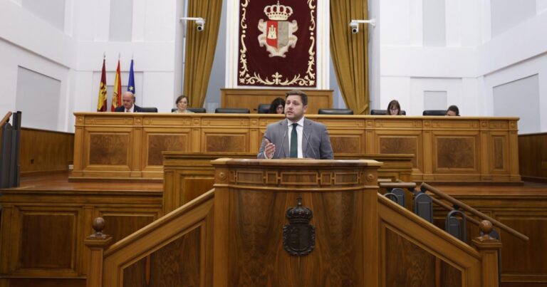 El consejero de Fomento, Nacho Hernando, durante su intervencion en el Pleno de las Cortes de Castilla-La Mancha