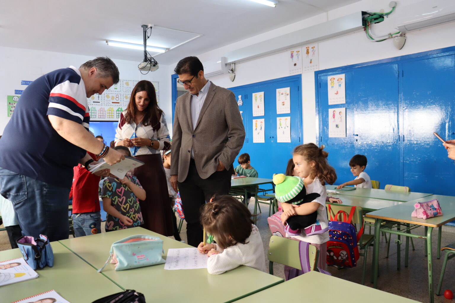 José Manuel Caballero visita el sistema de climatización del CEIP Nuestra Señora de la Paz de Villarta de San Juan