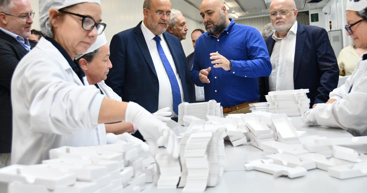 El vicepresidente primero José Luis Martínez Guijarro visita la planta de embalaje farmacéutico Renogroup en Alborea