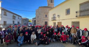 El delegado de la Junta en Albacete, Pedro Antonio Ruiz Santos, junto a los participantes de la ruta senderista inclusiva en Lezuza