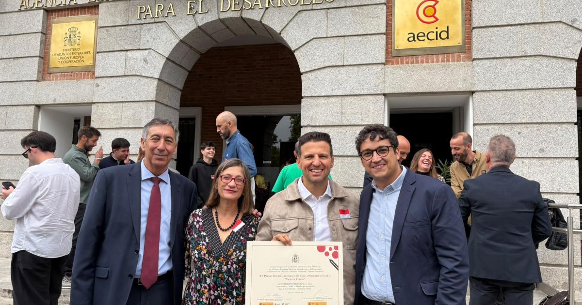 Representantes del CEIP Federico Romero de La Solana reciben el Premio Nacional de Solidaridad Global Vicente Ferrer en Madrid