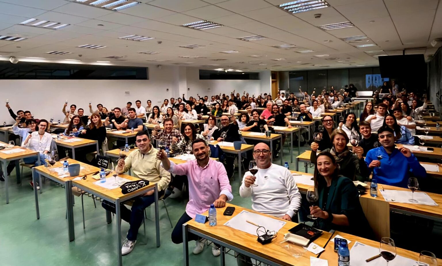 Foto de familia de la sesión final del programa de Catas Didácticas celebrada en la UCLM de Albacete