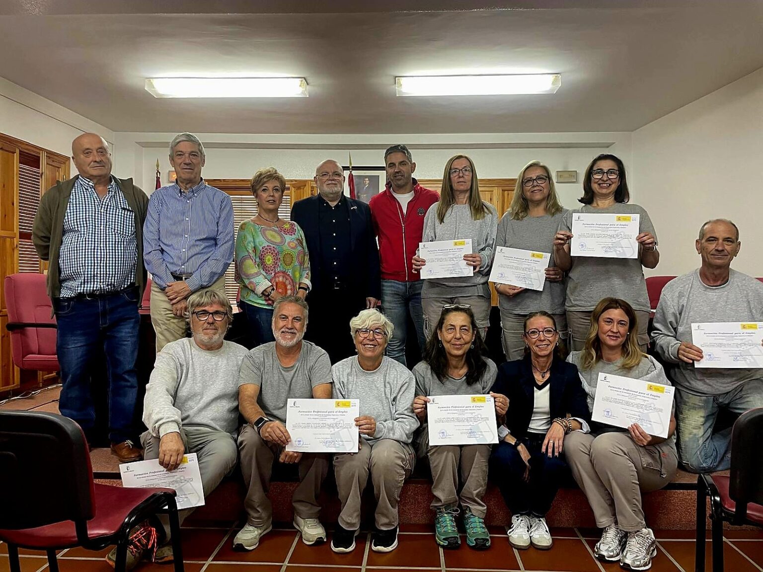 Foto de familia del Taller Plus Ramblón de Liétor junto al delegado de la Junta en Albacete