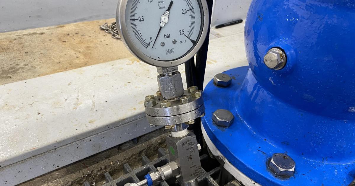 Trabajos de reparación de la tubería de abastecimiento de agua junto al bombeo de Rebollosa de Hita