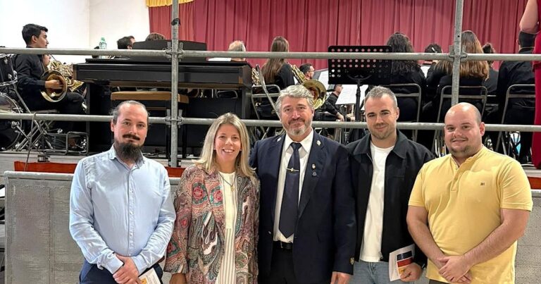 Inmaculada Jiménez junto a representantes de las bandas de música en el encuentro de Daimiel
